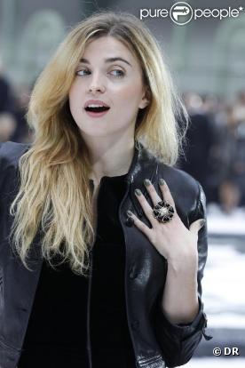 Cécile Cassel porte le coloris Khaki Vert au défilé PAP Chanel Printemps/Eté 2011. Mardi 5 octobre 2010 au Grand Palais.