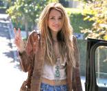 Miley Cyrus est photographiée faisant un signe de paix avec ses doigts, vendredi 8 octobre, à Toluca Lake.
