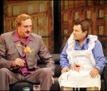 Bernard Farcy et Martin Lamotte sur les planches du Théâtre des Nouveautés, à Paris. Filage de la pièce Drôle de couple, en septembre 2010