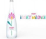 Une bouteille d'Evian par Issey Miyake 