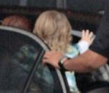 Ricky Martin sort d'un hôtel à Miami avec ses jumeaux après y avoir dîné le 29 septembre 2010