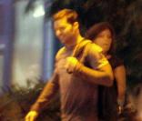 Ricky Martin sort d'un hôtel à Miami avec ses jumeaux après y avoir dîné le 29 septembre 2010