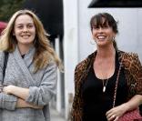 Alanis Morissette et Alicia Silverstone se promènent à Los Angeles le 12 octobre 2010 et se rendent au Urth Cafe