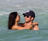 Dylan McDermott et sa nouvelle petite-amie à Miami, le 27 septembre 2010 