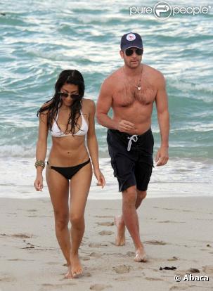 Dylan McDermott et sa nouvelle petite-amie à Miami, le 27 septembre 2010 