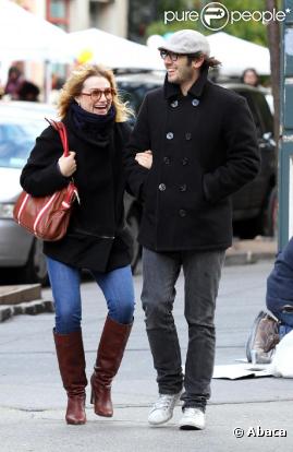 Josh Groban et une inconnue dan sles rues de New York. 16/10/2010