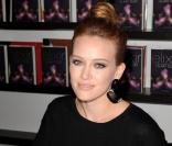 Hilary Duff en séance de dédicaces de son livre Elixir, octobre 2010 