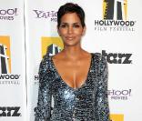 La sublime Halle Berry, à l'occasion du 14e Hollywood Awards Gala, au Beverly Hilton de Beverly Hills, à Los Angeles, le 25 octobre 2010.