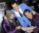 Johnny Knoxville entouré de Bam Margera et Jeff Tremaine à l'occasion de l'avant-première de Jackass 3D , au Gaumont Opéra, à Paris, le 27 octobre 2010.