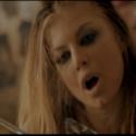 Fergie : Terriblement hot, la belle malmène Slash dans son dernier clip !