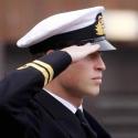 Le prince William : En uniforme de la Navy, le futur roi impressionne...
