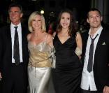 Olivia Newton-John entourée de son époux, de sa fille Chloe et de son futur gendre James. En septembre 2010 