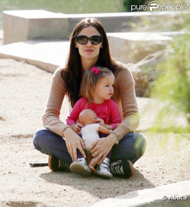 Jennifer Garner et sa poupée Seraphina à Los Angeles (29 octobre 2010)