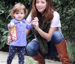 Alyson Hannigan et sa petite Satyana se promènent entre filles à Santa Monica (21 octobre 2010)