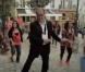 Pierre Lescure danse dans la bande-annonce de l'émission tôt ou tard