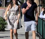 Camilla Bell flirte avec un bel inconnu... (2 novembre 2010 à Los Angeles)