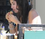 Camilla Bell flirte avec un bel inconnu... (2 novembre 2010 à Los Angeles)