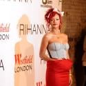 Rihanna : Ravissante avec ses cheveux rouges, elle joue à la Mère Noël !