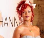 Rihanna : Ravissante avec ses cheveux rouges, elle joue à la Mère Noël !