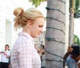 Britney Spears se promène dans les rues de Beverly Hills, sourire aux lèvres, mardi 2 novembre 2010.
