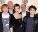 Rupert Grint, Emma Watson et Daniel Radcliffe entourés de membres de Warner, lors de la soirée organisée par les studios Warner à Londres le 10 novembre 2010