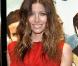 Jessica Biel avec un charmant coiffé-décoiffé obtenu grâce à un bon fixateur et un appareil à boucles.  