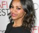 Ondulations parfaites pour Zoe Saldana. Un look new wave a adopter pour une coiffure sexy à souhait ! 