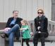 Marcia Cross partage un moment avec son époux Tom Mahoney et leurs deux filles, Eden et Savannah, dans un jardin public de Santa Monica, samedi 20 novembre.