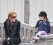 Marcia Cross partage un moment avec son époux Tom Mahoney et leurs deux filles, Eden et Savannah, dans un jardin public de Santa Monica, samedi 20 novembre.