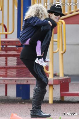 Marcia Cross partage un moment avec son époux Tom Mahoney et leurs deux filles, Eden et Savannah, dans un jardin public de Santa Monica, samedi 20 novembre.