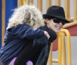 Marcia Cross partage un moment avec son époux Tom Mahoney et leurs deux filles, Eden et Savannah, dans un jardin public de Santa Monica, samedi 20 novembre.
