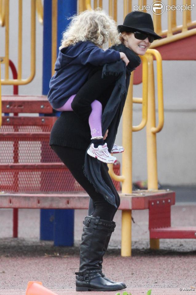 Marcia Cross partage un moment avec son époux Tom Mahoney et leurs deux filles, Eden et Savannah, dans un jardin public de Santa Monica, samedi 20 novembre.