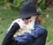 Marcia Cross partage un moment avec son époux Tom Mahoney et leurs deux filles, Eden et Savannah, dans un jardin public de Santa Monica, samedi 20 novembre.