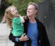 Marcia Cross partage un moment avec son époux Tom Mahoney et leurs deux filles, Eden et Savannah, dans un jardin public de Santa Monica, samedi 20 novembre.