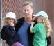 Marcia Cross partage un moment avec son époux Tom Mahoney et leurs deux filles, Eden et Savannah, dans un jardin public de Santa Monica, samedi 20 novembre.