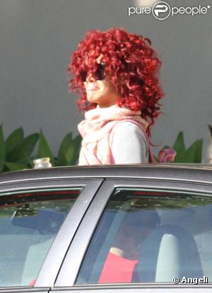 Rihanna arrive dans un petit aéroport de Los Angeles pour une destinatin inconnue le 22 novembre 2010