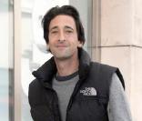 Adrien Brody, ici en shopping à Berverly Hills le 23 novembre 2010, semble très content d\'avoir remporté son procès !