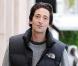 Adrien Brody, ici en shopping à Berverly Hills le 23 novembre 2010, semble très content d'avoir remporté son procès !