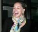 Fière de son look, Sharon Stone rit à gorge déployée ! C'est parce qu'elle ne sait pas encore que la fashion police est sur ses traces... 