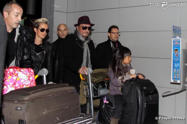 Johnny Hallyday et son épouse Laeticia sont de retour à Paris. Ils rentrent de Los Angeles, avec Jade, Joy et Mamy Rock. 27/11/2010