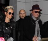 Johnny Hallyday et son épouse Laeticia sont de retour à Paris. Ils rentrent de Los Angeles, avec Jade, Joy et Mamy Rock. 27/11/2010