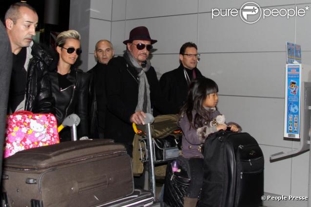 Johnny Hallyday et son épouse Laeticia sont de retour à Paris. Ils rentrent de Los Angeles, avec Jade, Joy et Mamy Rock. 27/11/2010