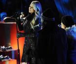 Jessica Simpson chante durant un concert pour les fêtes de fin d'année 2010 au Rockefeller Center pour l'illumination à New York City le 30 novembre 2010