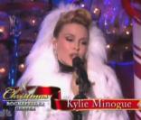 Kylie Minogue chante Let it snow lors de l'illumination du sapin du Rockefeller Center de New York le 30 novembre 2010