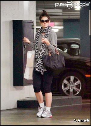 Katie Holmes fait ses courses à Beverly Hills, le 4 décembre 2010.