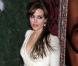 Palme d'or du look pour une Angelina Jolie sculpturale en dame blanche...