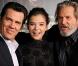 Josh Brolin et Jeff Bridges entourent la belle pornostar Jenna Jameson...