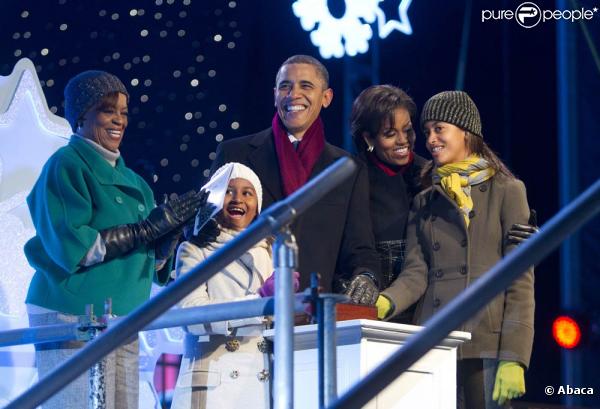 Barack Obama et Michelle émerveillés avec leurs filles Sasha et Malia lors des illuminations de Noël le 9 décembre à Washington.