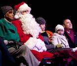 Barack Obama et Michelle émerveillés avec leurs filles Sasha et Malia lors des illuminations de Noël le 9 décembre à Washington.
