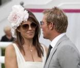 Selon la presse anglaise, Elizabeth Hurley aurait une aventure avec l'ancien joueur de cricket australien Shane Warne. Ils se sot rencontrés aux courses Goodwood le 27 juillet 2010